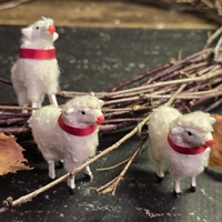 hvide-uldne-taendstikfaar-roedt-baand-om-halsen-gammel-paaskepynt